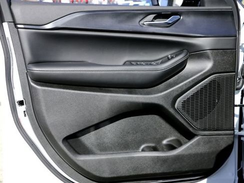 New 2025 Jeep Grand Cherokee L Laredo image 16