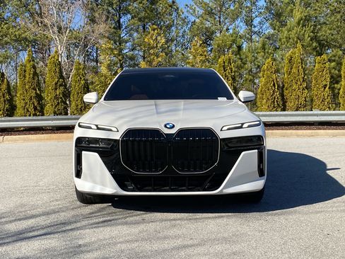 Used 2025 BMW 740i w/ Premium Package image 12