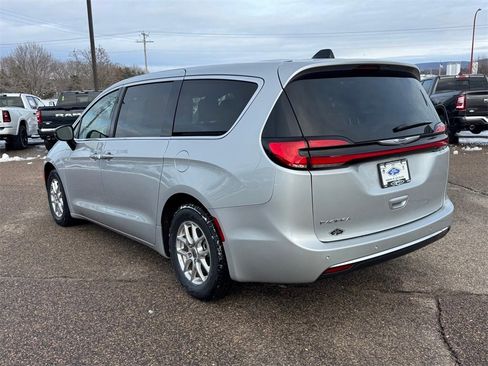 Used 2024 Chrysler Pacifica Touring-L image 3