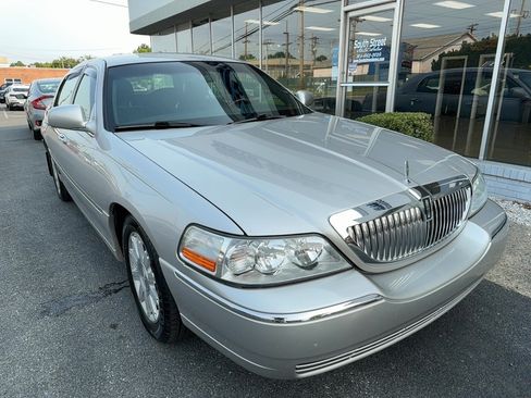 Used 2009 Lincoln Town Car Signature Limited RWD image 2