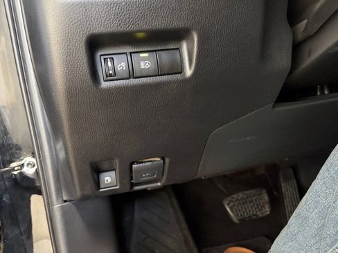 Used 2021 Toyota RAV4 LE image 12