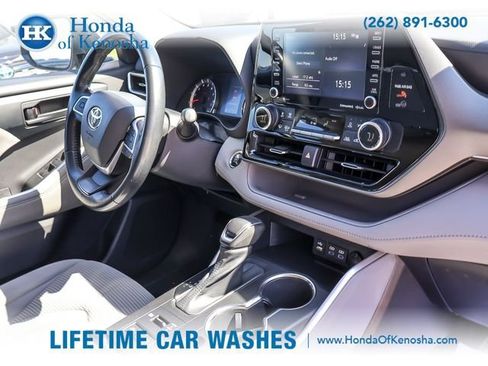 Used 2022 Toyota Highlander LE AWD/4WD image 25