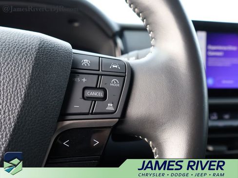 Used 2025 Toyota Camry SE image 27