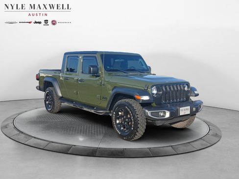 Used 2023 Jeep Gladiator Sport w/ Off Road Group AWD/4WD image 2