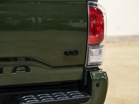 Used 2022 Toyota Tacoma TRD Sport w/ TRD Premium Sport Package AWD/4WD image 34