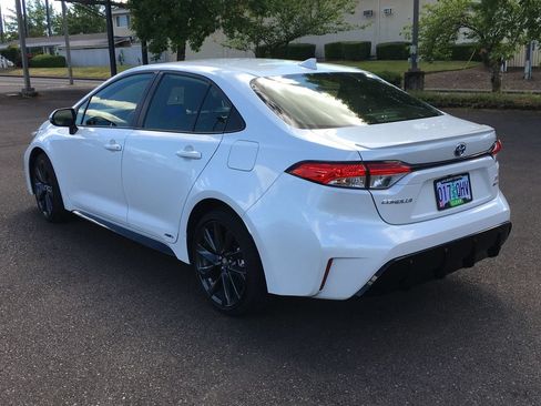 Used 2025 Toyota Corolla SE AWD/4WD image 5