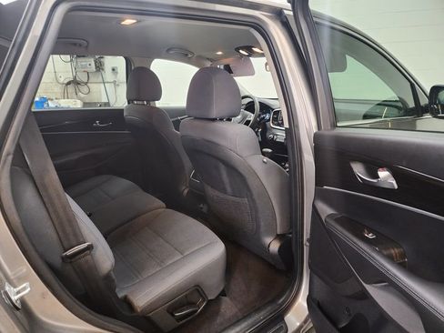 Used 2019 Kia Sorento LX image 33