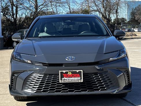 Used 2025 Toyota Camry SE image 7