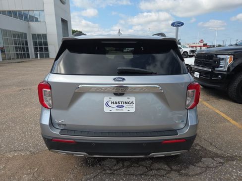 Used 2020 Ford Explorer XLT w/ Equipment Group 202A AWD/4WD image 4