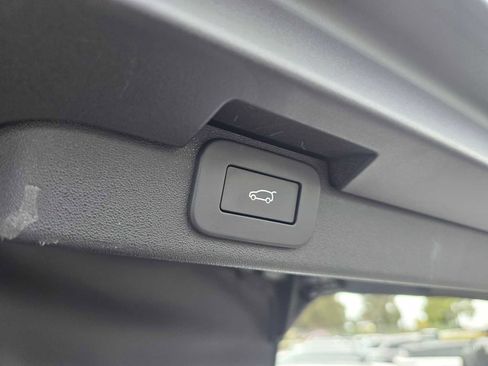 Used 2025 Land Rover Discovery Dynamic SE image 18