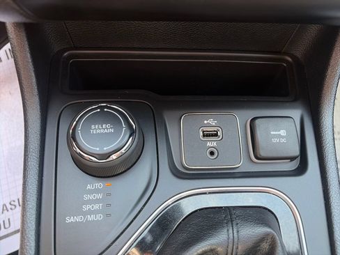 Used 2019 Jeep Cherokee Limited w/ Trailer Tow Group AWD/4WD image 34