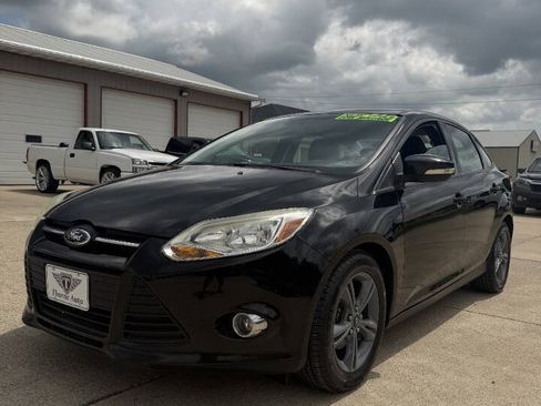 Used 2014 Ford Focus SE w/ SE Sport Package FWD image 3