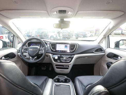 Used 2024 Chrysler Pacifica Touring-L image 23