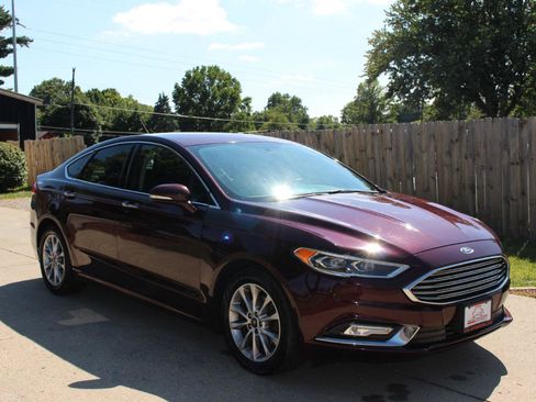 Used 2017 Ford Fusion SE w/ Fusion SE Technology Package FWD image 2