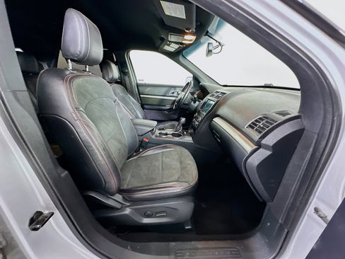 Used 2019 Ford Explorer XLT w/ Equipment Group 202A FWD image 33