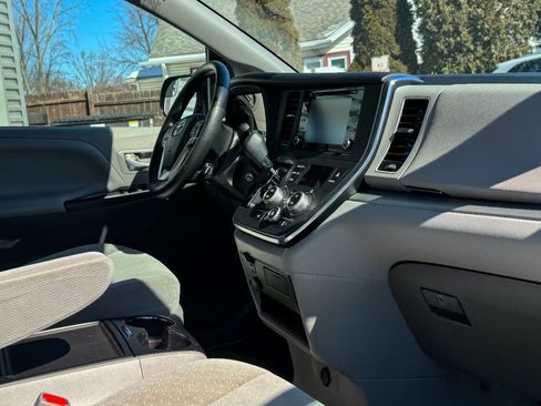 Used 2018 Toyota Sienna LE image 11