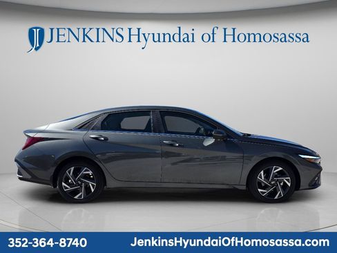 New 2026 Hyundai Elantra Limited FWD image 2