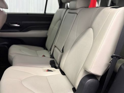 Used 2025 Toyota Grand Highlander AWD image 14