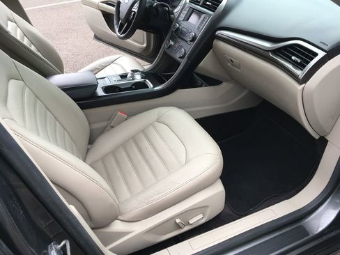 Used 2017 Ford Fusion SE FWD image 29