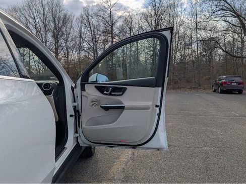 Used 2024 Mercedes-Benz GLC 300 4MATIC image 12