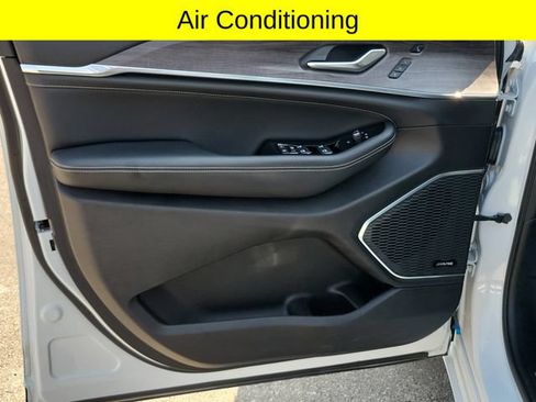 Certified 2023 Jeep Grand Cherokee L Overland w/ Luxury Tech Group IV AWD/4WD image 20
