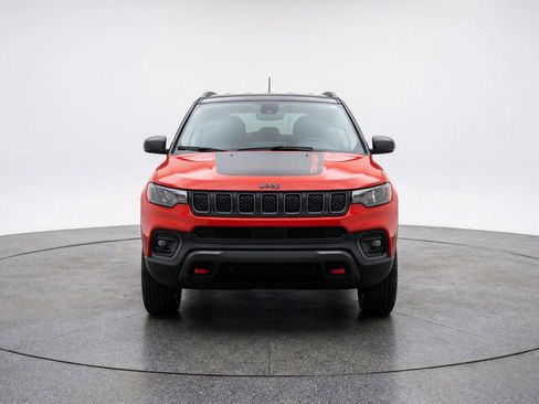 Used 2025 Jeep Compass Trailhawk image 2