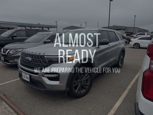 Used 2023 Ford Explorer XLT w/ Equipment Group 202A image 2