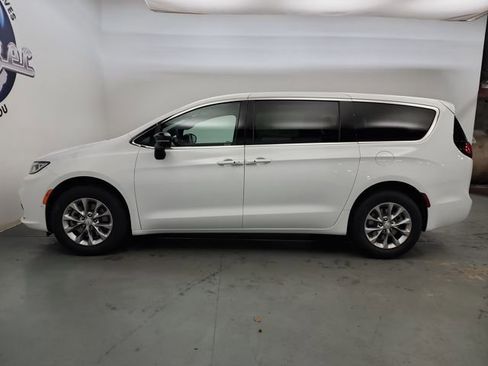 New 2026 Chrysler Pacifica Select image 5