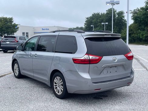 Used 2017 Toyota Sienna XLE w/ XLE Navigation Package FWD image 5