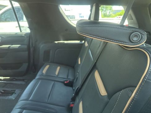 Used 2022 GMC Yukon XL AT4 w/ AT4 Premium Plus Package AWD/4WD image 16