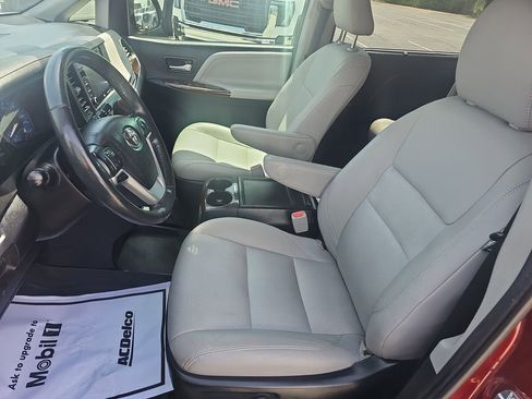Used 2020 Toyota Sienna Limited Premium image 9