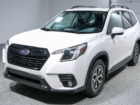 Used 2023 Subaru Forester Premium AWD/4WD image 32