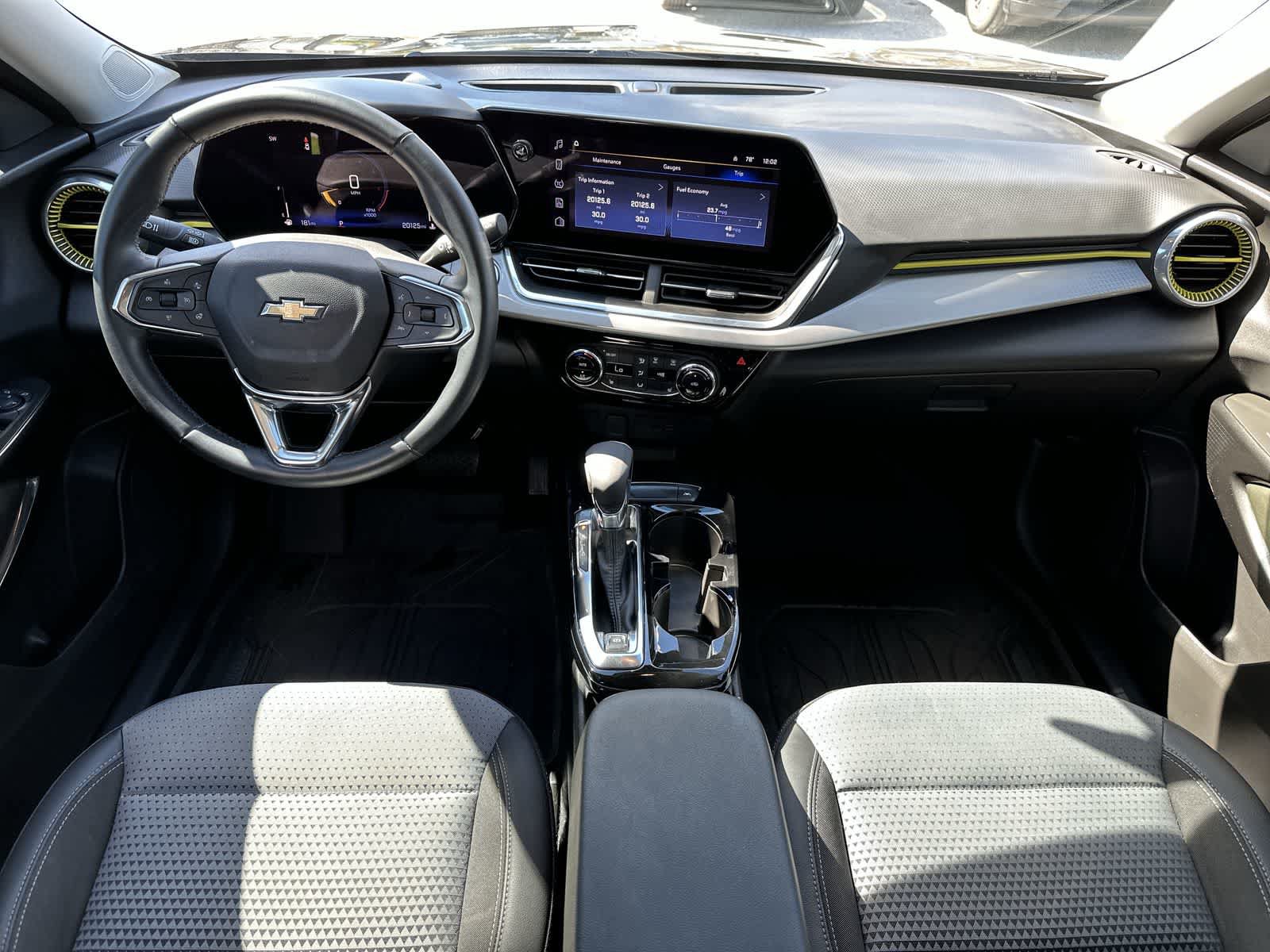 Used 2024 Chevrolet Trax LT w/ Sunroof Package FWD image 19