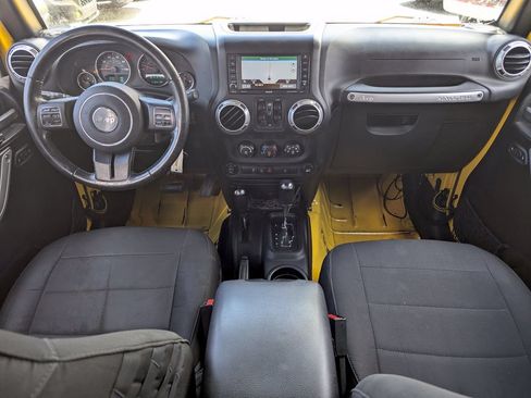 Used 2015 Jeep Wrangler Unlimited Rubicon w/ Connectivity Group AWD/4WD image 9