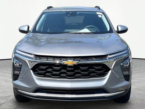 Used 2025 Chevrolet Trax LT FWD image 2