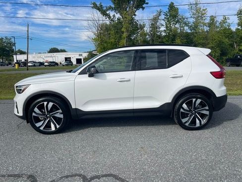 Used 2025 Volvo XC40 B5 Plus AWD/4WD image 2