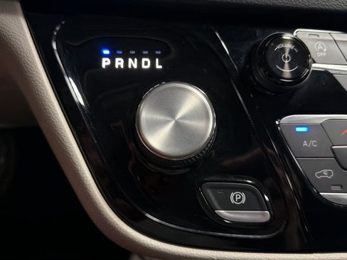Used 2023 Chrysler Pacifica Touring-L FWD image 29