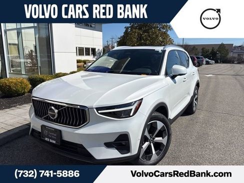 Certified 2025 Volvo XC40 B5 Plus AWD/4WD image 1