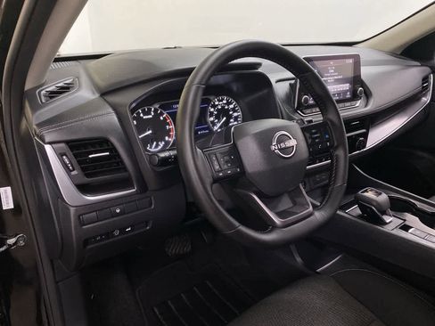 Used 2025 Nissan Rogue SV image 2