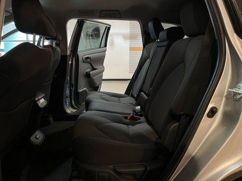Used 2025 Toyota Highlander LE FWD image 27