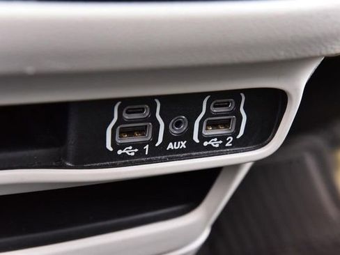 Used 2023 Chrysler Voyager LX image 15