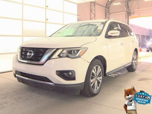 Used 2018 Nissan Pathfinder SV FWD image 2
