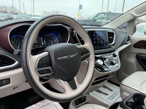Used 2020 Chrysler Pacifica Limited image 51
