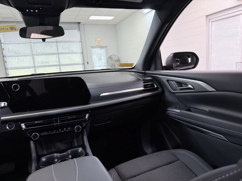 Used 2025 Chevrolet Traverse LT FWD image 32