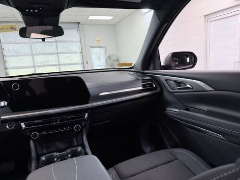 Used 2025 Chevrolet Traverse LT FWD image 32