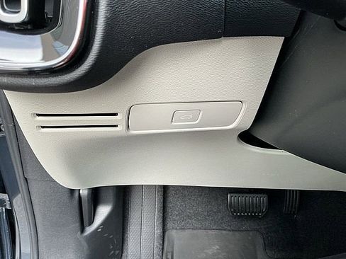 New 2026 Volvo XC40 B5 Ultra w/ Climate Package image 17