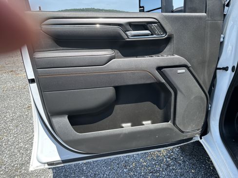 Used 2025 GMC Sierra 2500 AT4 AWD/4WD image 16