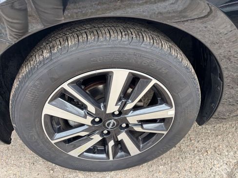 Used 2025 Nissan Versa SV image 30