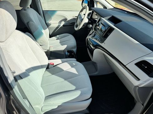 Used 2014 Toyota Sienna LE AWD/4WD image 16