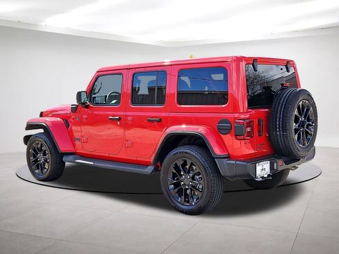 Used 2025 Jeep Wrangler Unlimited Sahara AWD/4WD image 5
